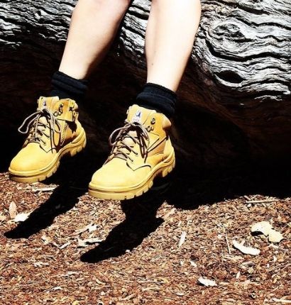 A women wearing Steel Blue Parkes Zip Ladies Boots and sitting on a tree bark